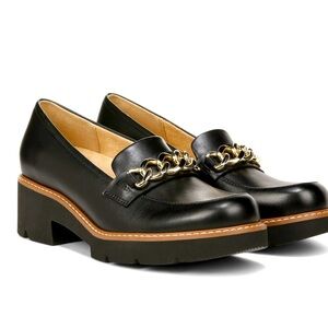 Naturalizer best selling Desi loafer with gold chainlink detail. Size 8W